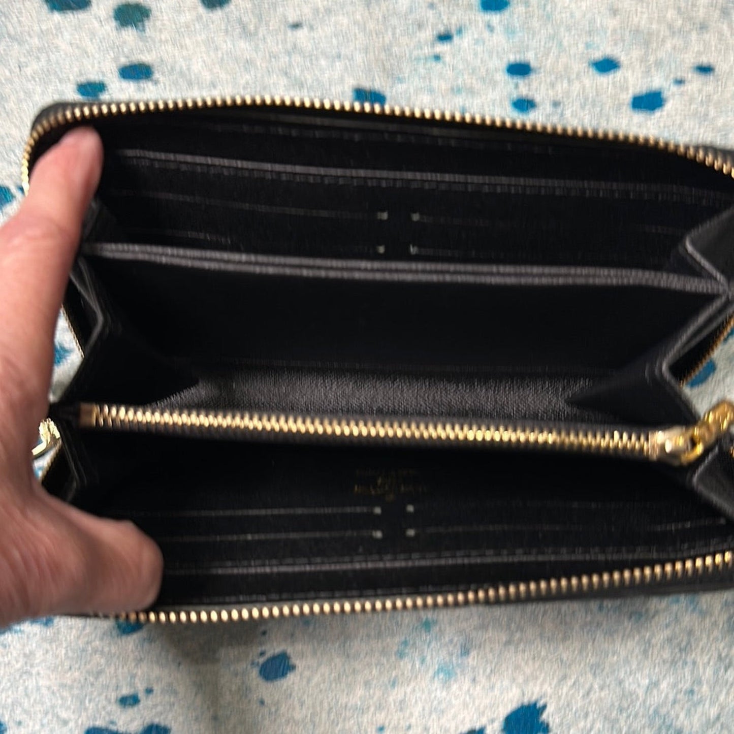 WALLET BLACK EMBOSSED W/ ZIPPER