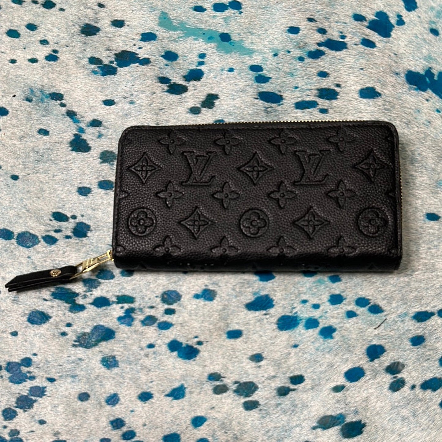 WALLET BLACK EMBOSSED W/ ZIPPER