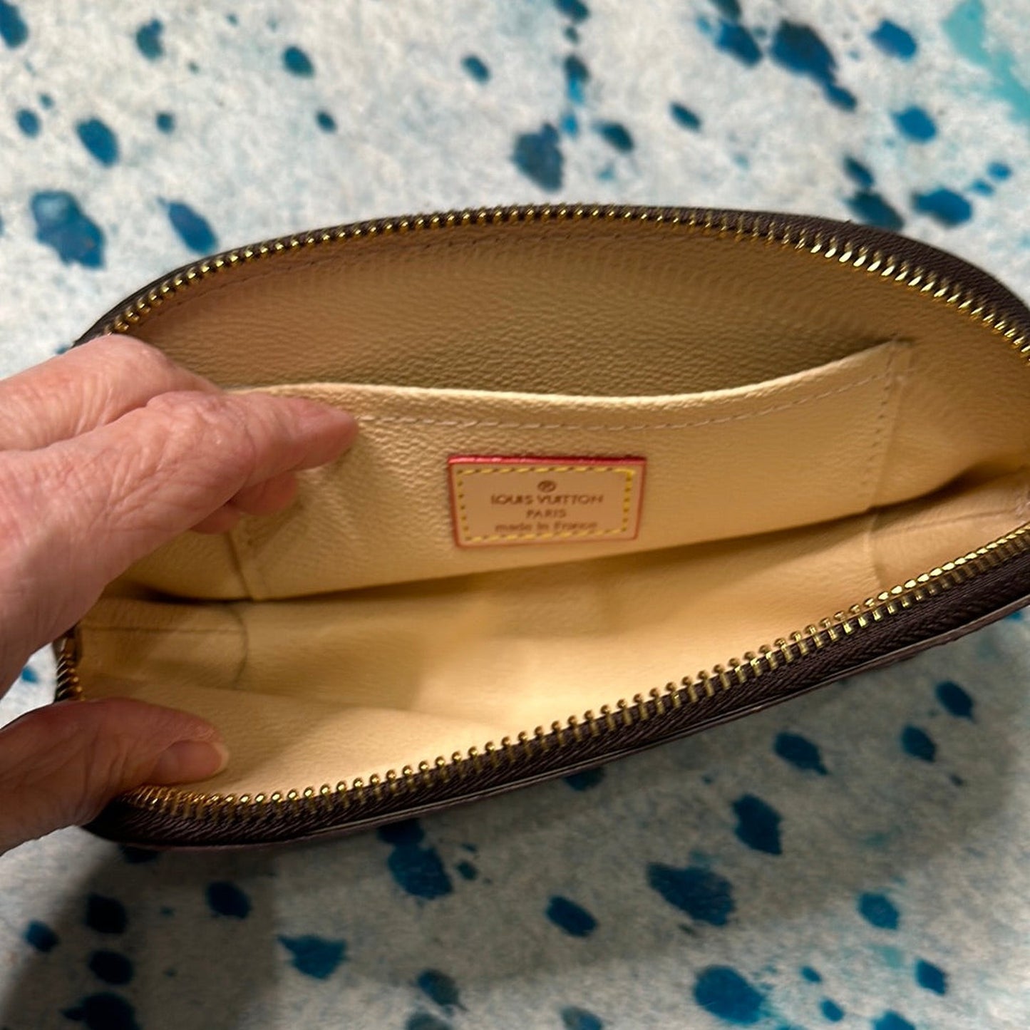 MAKEUP BAG WITH CREAM LEATHER INSIDE