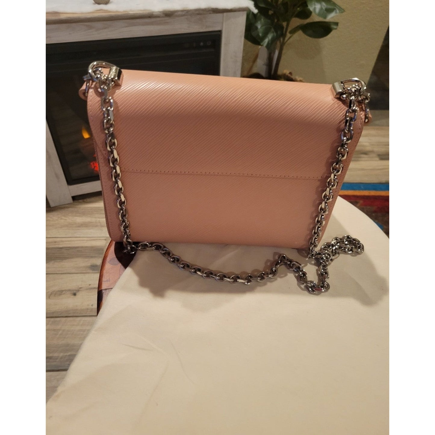 CROSSBODY PINK W/TWIST CLASP HARDSHELL