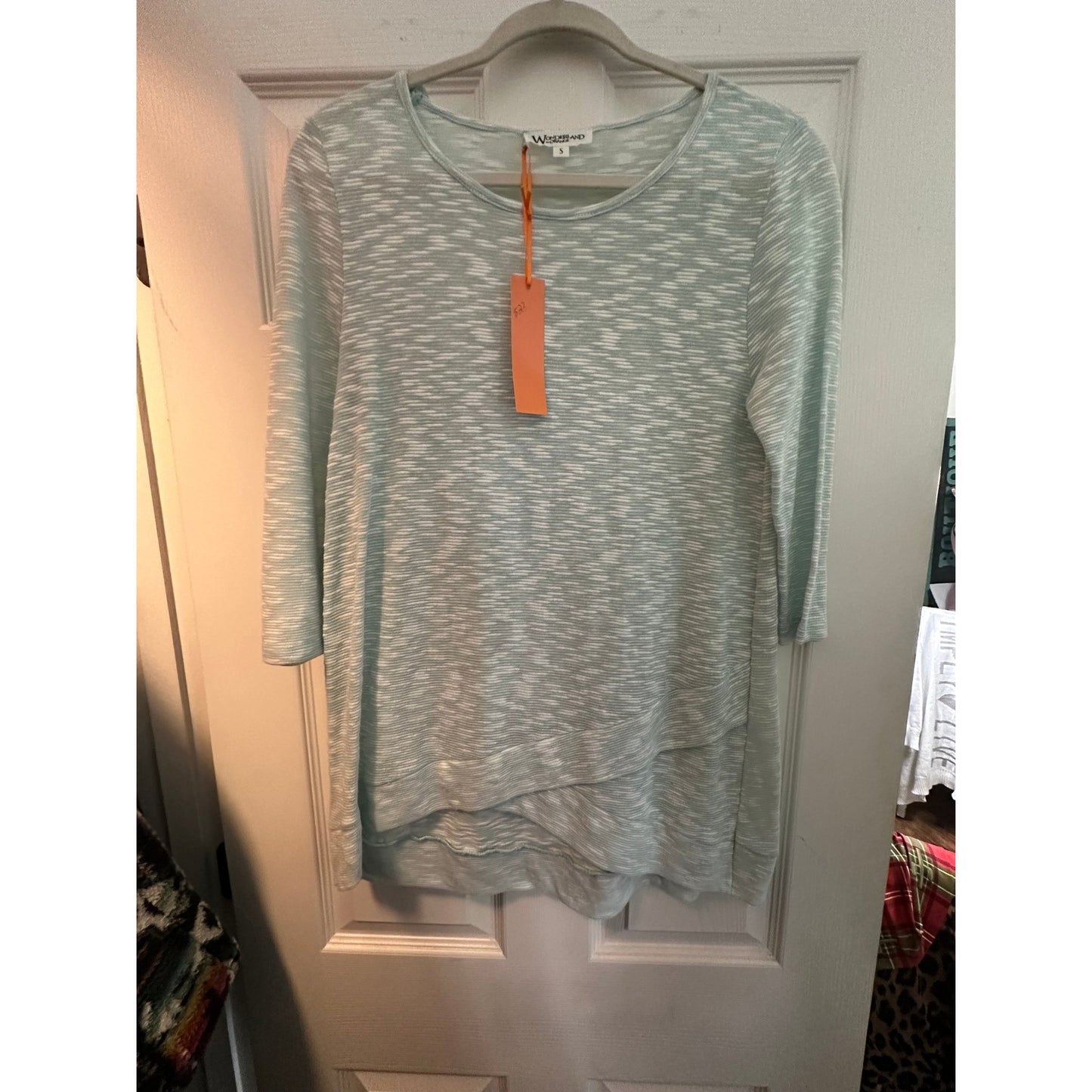 SHORT-SLEEVE W/ WITH SPLIT BOTTOM