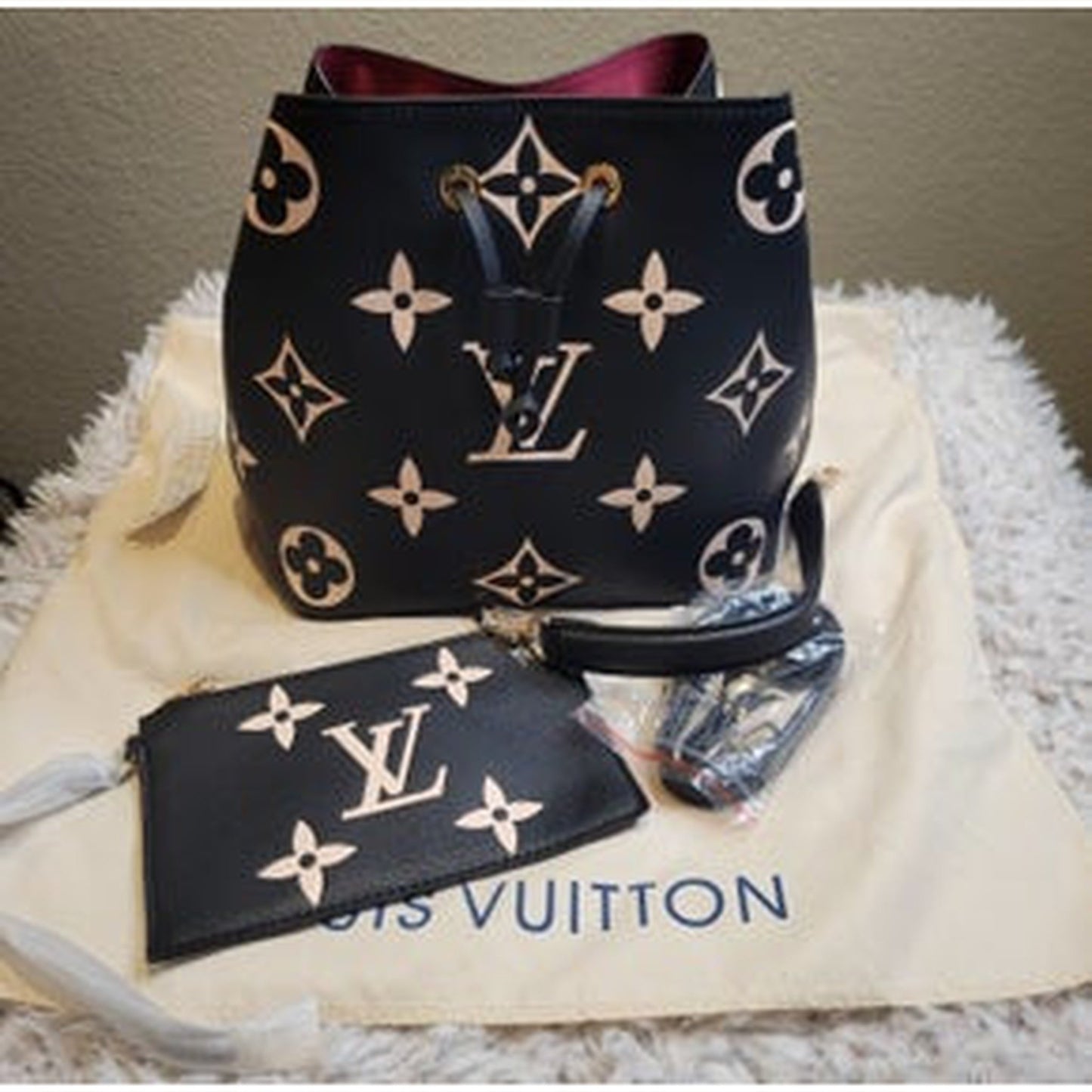 BUCKET BLACK AND WHITE MONO W/WRISLET PURSE