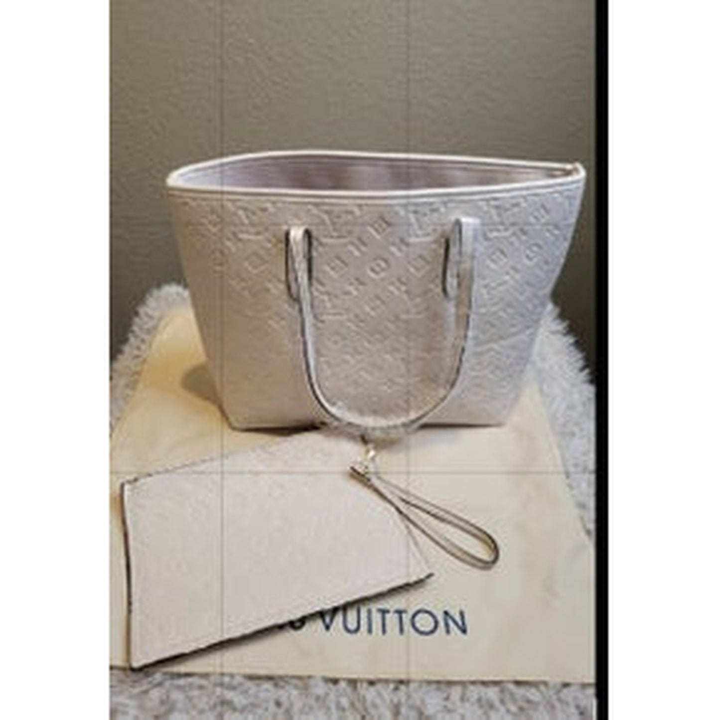 EMBOSSED MONO NF WHITE MM