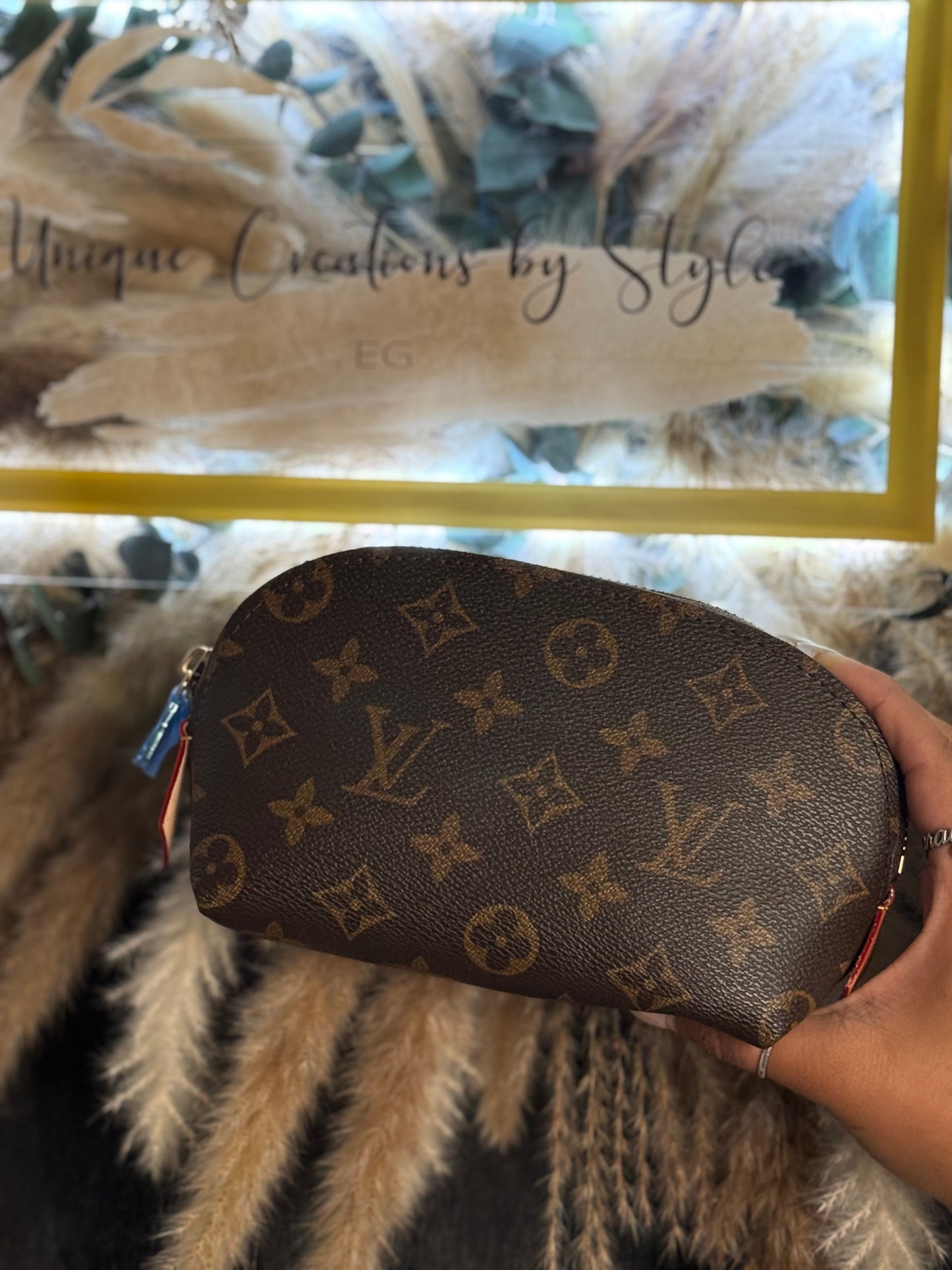 MAKEUP BAG WITH CREAM LEATHER INSIDE