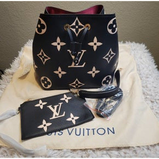BUCKET BLACK AND WHITE MONO W/WRISLET PURSE